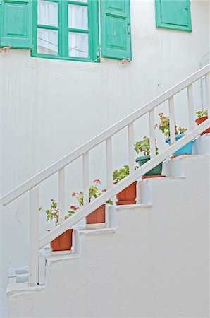 simsearch:689-05611045,k - Flower pots standing on stairs Foto de stock - Sin royalties Premium, Código: 689-05611688