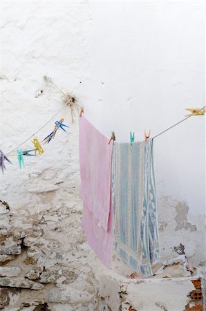 simsearch:614-06813277,k - Bath towels hanging on clothesline Stock Photo - Premium Royalty-Free, Code: 689-05611681