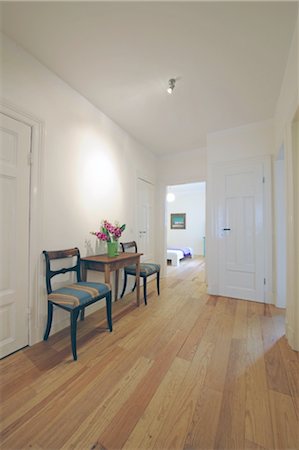 Bunch of flowers, table and chairs on corridor Foto de stock - Sin royalties Premium, Código: 689-05611715