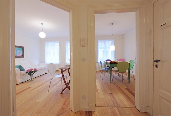 Living room and dining room in an apartment Photographie de stock - Premium Libres de Droits, Le code de l’image : 689-05611720