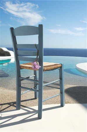 Chair by the poolside above the ocean Foto de stock - Sin royalties Premium, Código: 689-05611736