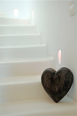 paz - Decorative heart at staircase Foto de stock - Sin royalties Premium, Código: 689-05611745