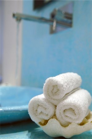 simsearch:689-05610947,k - Rolls of towels at washbasin Fotografie stock - Premium Royalty-Free, Codice: 689-05611758