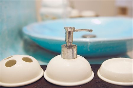 sink - Accessories in bathroom Foto de stock - Sin royalties Premium, Código: 689-05611759