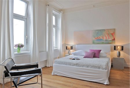 Chambre à coucher avec des peintures sur le mur Photographie de stock - Premium Libres de Droits, Code: 689-05611766