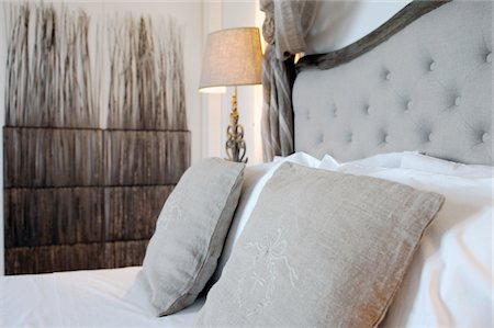 stylish - Pillows on bed and bedside lamp Foto de stock - Sin royalties Premium, Código: 689-05611760