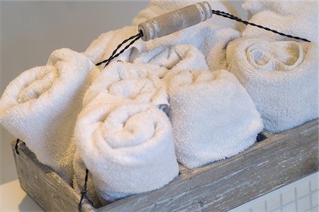 Rolls of bath towels in a tray Fotografie stock - Premium Royalty-Free, Codice: 689-05611762
