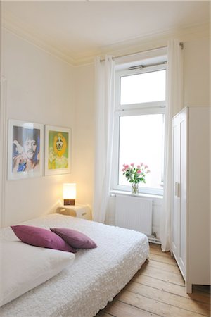 fensterscheibe - Schlafzimmer mit Gemälden an der Wand Stockbilder - Premium RF Lizenzfrei, Bildnummer: 689-05611763