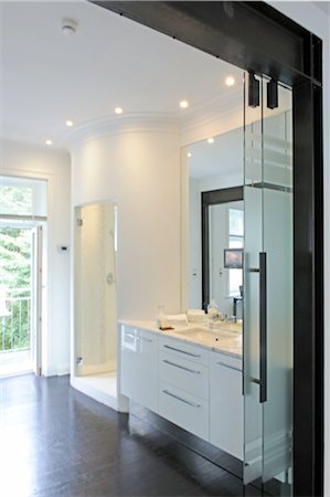 simsearch:6108-08725096,k - Modern bathroom Foto de stock - Sin royalties Premium, Código: 689-05611784