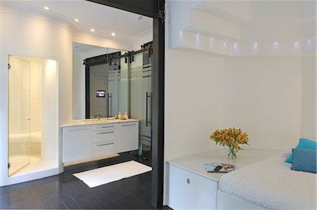 simsearch:689-05611367,k - Modern bathroom with passage to bedroom Foto de stock - Sin royalties Premium, Código: 689-05611802