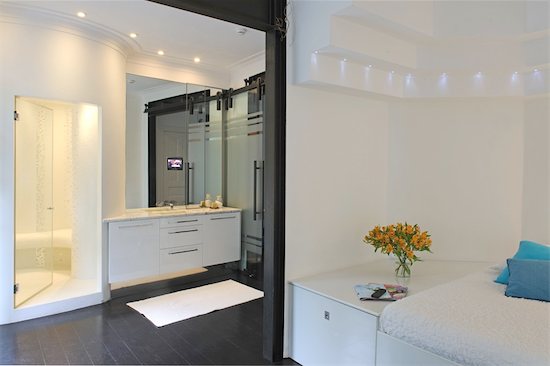 Modern bathroom with passage to bedroom Photographie de stock - Premium Libres de Droits, Le code de l’image : 689-05611802