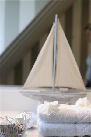 simsearch:689-05612256,k - Towels, blossoms and model boat Foto de stock - Sin royalties Premium, Código: 689-05611811