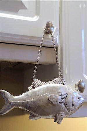 simsearch:689-05611466,k - Decorative fish hanging at handle Foto de stock - Royalty Free Premium, Número: 689-05611813