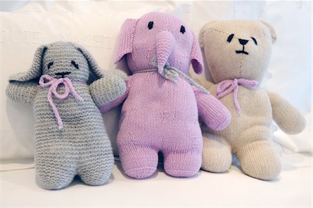 Trois peluches sur le lit Photographie de stock - Premium Libres de Droits, Code: 689-05611834