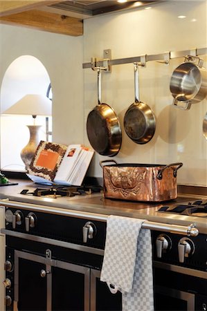 Pans and cookbook at stove in kitchen Foto de stock - Sin royalties Premium, Código: 689-05611846