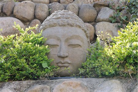 Statue de Bouddha en pierre dans le jardin Photographie de stock - Premium Libres de Droits, Code: 689-05611842