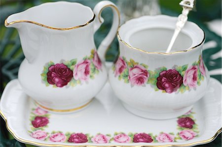 porcelaine - Lait et le sucre dans les réceptacles floraux Photographie de stock - Premium Libres de Droits, Code: 689-05611856