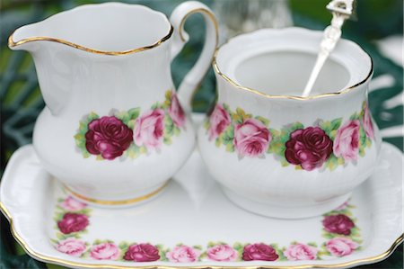 porcelaine - Milk and sugar in floral receptacles Stock Photo - Premium Royalty-Free, Code: 689-05611856