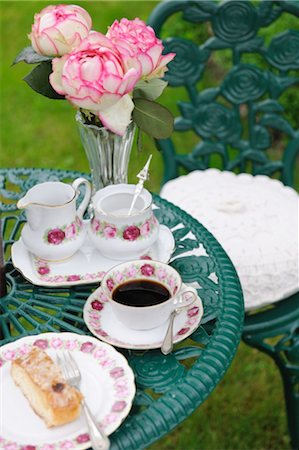 porcelana - Coffee and cake on garden table Foto de stock - Sin royalties Premium, Código: 689-05611857