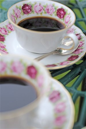 Two cups of coffee on garden table Foto de stock - Sin royalties Premium, Código: 689-05611859