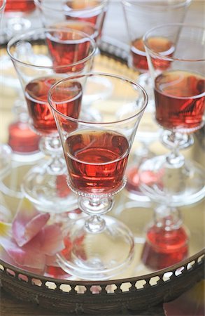 Glasses of red wine on tray Foto de stock - Sin royalties Premium, Código: 689-05611850