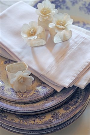 serviette de table - Les fleurs et les serviettes de table sur la pile d'assiettes Photographie de stock - Premium Libres de Droits, Code: 689-05611869