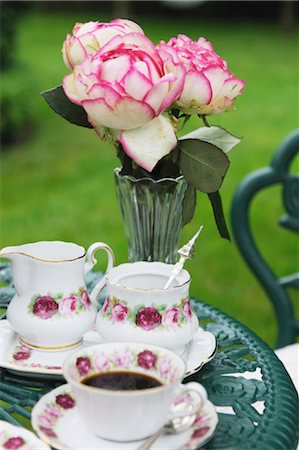 Coffee set and bunch of flowers on garden table Foto de stock - Sin royalties Premium, Código: 689-05611860