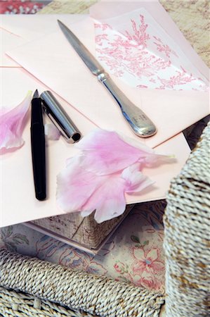 Lettre, pétales de rose, ouvre-porte plume et lettre sur chaise Photographie de stock - Premium Libres de Droits, Code: 689-05611863