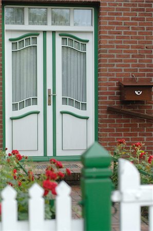 fence with flowers - Entrance to residential house Stock Photo - Premium Royalty-Free, Code: 689-05611891