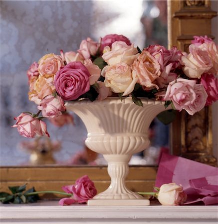 simsearch:689-05612081,k - Pink bunch of roses in amphora Foto de stock - Sin royalties Premium, Código: 689-05611944