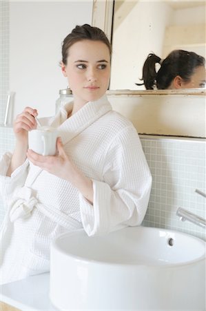 simsearch:649-09251869,k - Young woman drinking coffee in bathroom Foto de stock - Sin royalties Premium, Código: 689-05611973