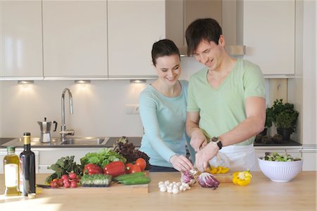 Jeune couple dans la cuisine à préparer la salade Photographie de stock - Premium Libres de Droits, Code: 689-05611994