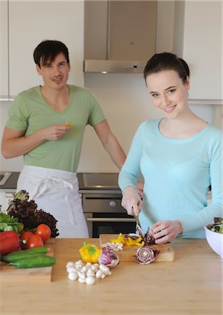 Young couple in kitchen preparing salad Foto de stock - Sin royalties Premium, Código: 689-05611996