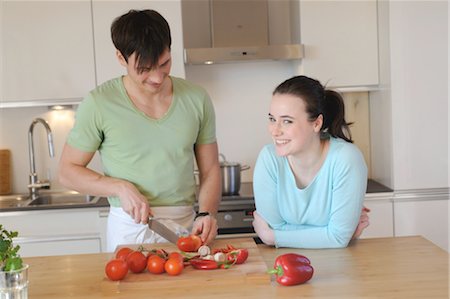 simsearch:689-05612388,k - Young couple in kitchen slicing vegetables Foto de stock - Sin royalties Premium, Código: 689-05612004