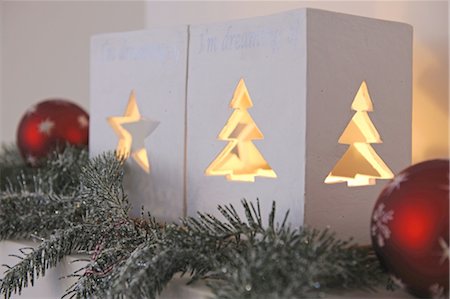 Christmas decoration with windlights on ledge Stock Photo - Premium Royalty-Free, Code: 689-05612057