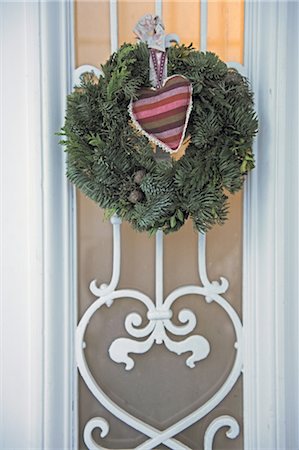 Porte d'entrée avec couronne de Noël Photographie de stock - Premium Libres de Droits, Code: 689-05612050
