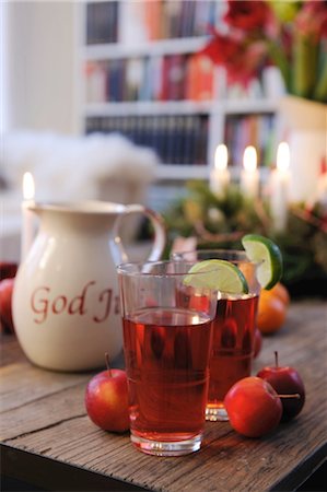 Christmas beverage and Advent wreath on wooden table Stock Photo - Premium Royalty-Free, Code: 689-05612053