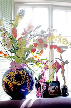 Flowers and decoration in windowsill Foto de stock - Sin royalties Premium, Código: 689-05612074