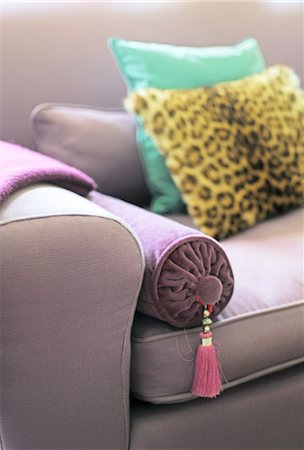 decoración interior - Cushion on couch Foto de stock - Sin royalties Premium, Código: 689-05612089
