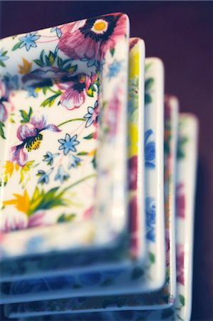 porcelaine - Pile d'assiettes avec motif floral Photographie de stock - Premium Libres de Droits, Code: 689-05612118