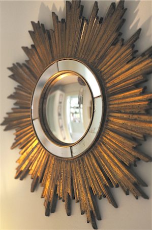 embellished - Round wall mirror Stock Photo - Premium Royalty-Free, Code: 689-05612113