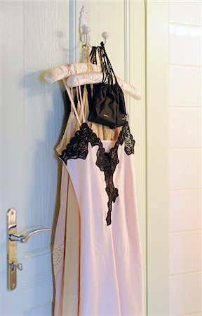 ropa interior - Negligee hanging on coat hanger Foto de stock - Sin royalties Premium, Código: 689-05612140