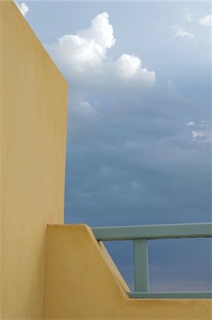 Wall of a house and cloudy sky Foto de stock - Sin royalties Premium, Código: 689-05612161