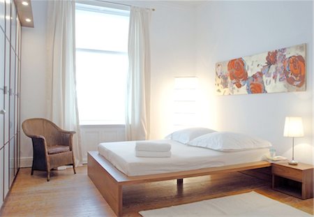 simsearch:6102-03866618,k - Chambre à coucher avec la peinture au-dessus du lit Photographie de stock - Premium Libres de Droits, Code: 689-05612206