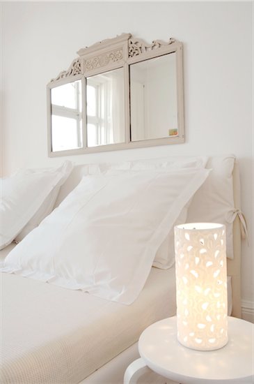 Bedroom with mirror above the bed Photographie de stock - Premium Libres de Droits, Le code de l’image : 689-05612200