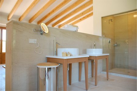 shower in a bathroom not people - Room with washbasins at a partition wall Foto de stock - Sin royalties Premium, Código: 689-05612224