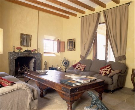 Rustic living room with fireplace Foto de stock - Sin royalties Premium, Código: 689-05612239