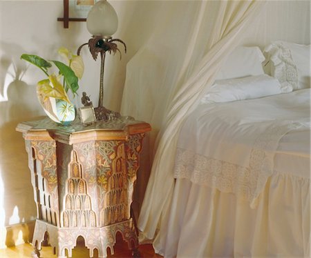 Old-fashioned bedroom with nightstand Foto de stock - Sin royalties Premium, Código: 689-05612231
