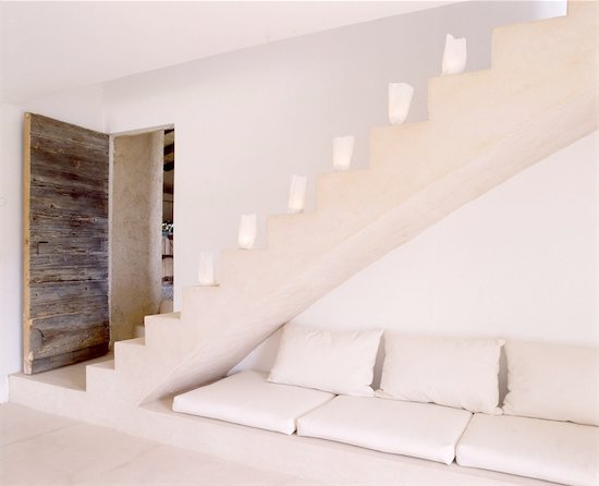 Stairs, wooden door and cushions Photographie de stock - Premium Libres de Droits, Le code de l’image : 689-05612248