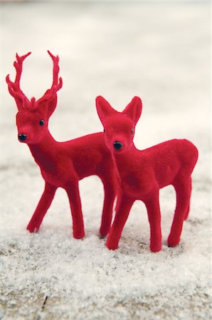 Two red deer figurines in fake snow Stock Photo - Premium Royalty-Free, Code: 689-05612269